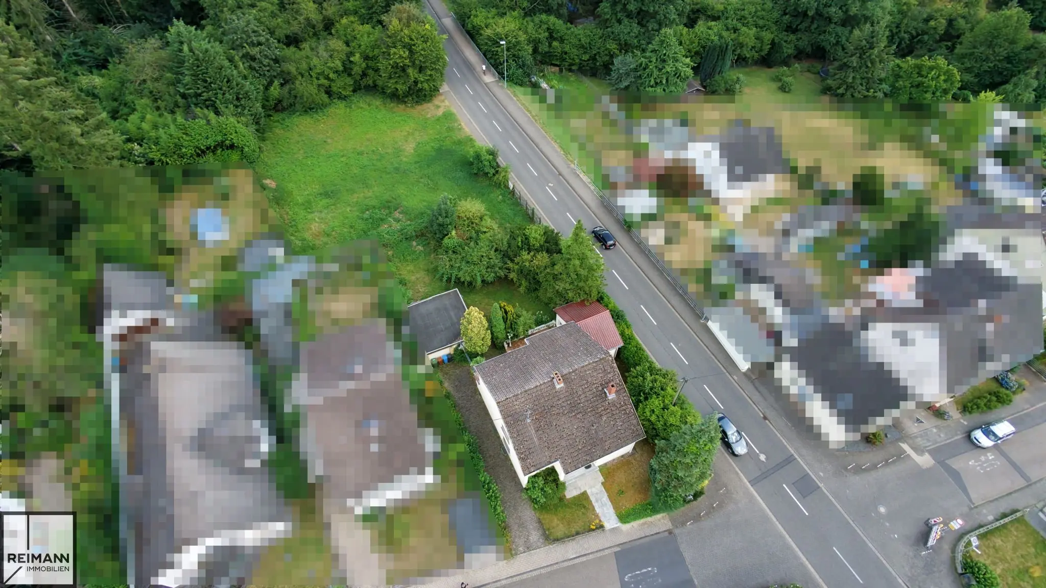 Zweifamilienhaus auf 2.033 m² Grundstück mit zusätzlichem Bebauungspotenzial